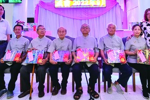 執委會向高齡會員贈送禮物祝賀。