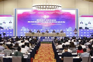 高級座談會全體會議。