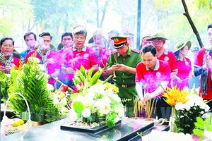 市代表團在崑崙島上香緬懷英雄烈士