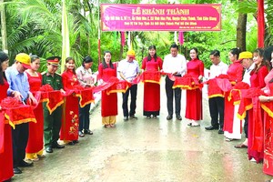 培德精舍會長莊森雄(左八)和常值副會長 賴遠東(左二)與堅江省周城縣人委副主席 (右七)為培德3橋落成剪綵。