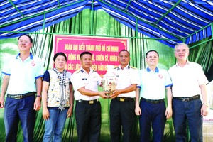 本市代表團探望金甌省幹部戰士與人民