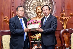 市委書記阮文年向印度外交部與教育部國務卿拉傑庫馬爾‧蘭詹‧辛格贈送紀念品。