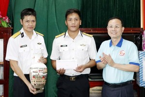 市委代表團探望瞭望台幹部戰士