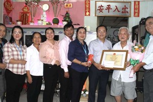 第十一郡郡人委會副主席陳叔章(右三)、郡高齡人會主任朱杞文(右一)向華人老年人賀壽。