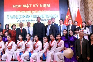 領導、貴賓與參加文藝表演的大學生合照留念。