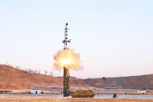朝東部海域發射不明彈道導彈。(圖摘自東網)