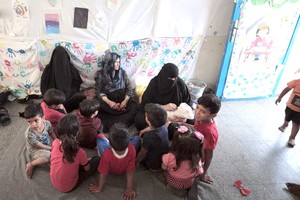 一個巴勒斯坦難民家庭在加沙女子預備學校避難。