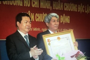 李邦同志家屬代表接受胡志明勳章。