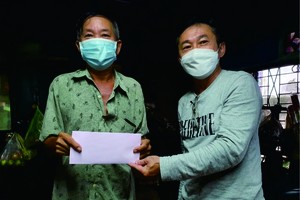 黃喜(左)接到善款時非常感動。