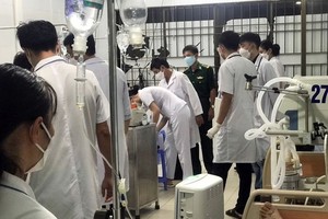 崑崙島軍醫中心醫護人員正在積極救治疑似食物中毒船員。（圖：越通社）