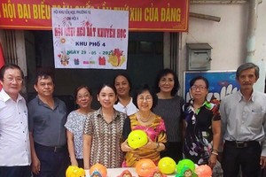 華人婦女阮黃素淵（前排左一）參加地方勵學活動。