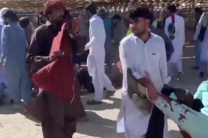 扎黑丹市警察局外發生交火，造成數十人傷亡。（圖：互聯網）