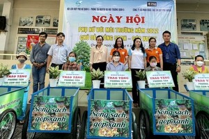 第六郡婦聯會同郡資源與環保科配合，向清貧婦女贈送謀生工具。