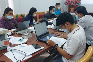 志願者在第一郡人委會協助處理申請提供房租輔助的卷宗。