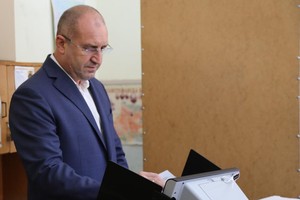 10月2日，保加利亞總統拉德夫在索非亞一處投票站投票。（圖：新華社）