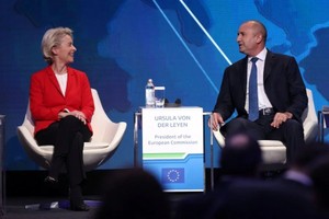 歐盟委員會主席馮德萊恩（左）和保加利亞總統拉德夫，週六出席希臘-保加利亞天然氣管道商業運營啟動儀式。 （圖：路透社）