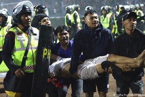 當警方動用催淚瓦斯時已經出現了大規模恐慌，許多受害者顯然遭受踩踏而死。（圖：AP）