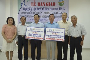 丁善理紀念基金會給永隆與同塔省轉贈醫療物資。