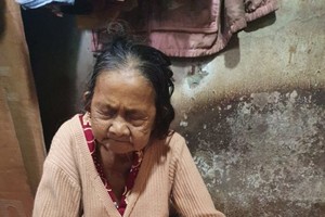 羅四妹大娘每天只能坐和躺著。