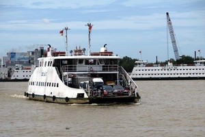 一艘桔萊渡輪在渡河。（圖：越通社）