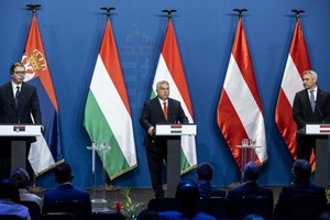 左起：塞爾維亞總統武契奇、匈牙利總理歐爾班及奧地利總理內哈默，出席聯合記者會。（圖：AFP）
