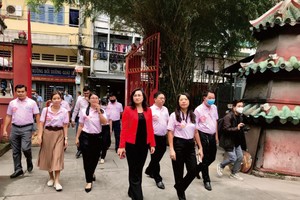 市、郡領導等參觀茶山慶雲南院。