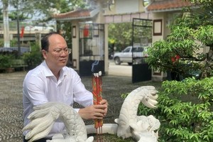 市委副書記阮胡海在福門縣歷史遺跡上香