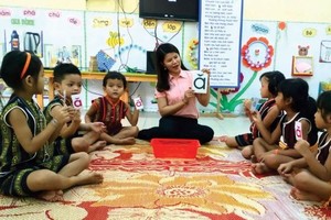 少數民族學生學習越語。