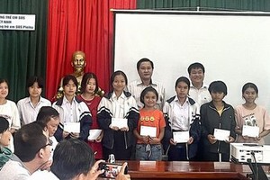 紅十字會向百里居孤兒送暖