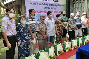 第三坊人委會副主席連志光向窮人發送禮品。