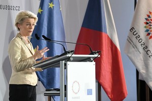 歐盟委員會主席烏爾蘇拉·馮德萊恩於7日在捷克共和國布拉格舉行的歐盟非正式峰會後出席新聞發佈會。（圖：新華社）