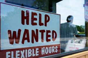 2022年9月21日，美國伊利諾伊州迪爾菲爾德（Deerfield, Ill）的一個招聘廣告牌。（圖：AP）