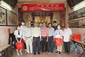 盧氏宗祠第八屆理事會代表與優秀子弟合照留念。