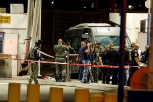 有人在東耶路撒冷一個以軍檢查站開火。（圖：路透社）