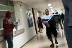 墨西哥南部恰帕斯州7日一所鄉村國中（Juana de Asbaje）發生中毒案，有家長抱著全身癱軟學生就醫。（圖：推特）