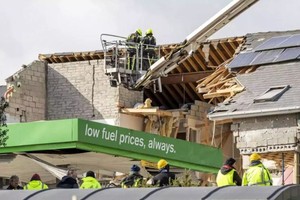 緊急救援人員抵達爆炸事故現場。（圖：互聯網）