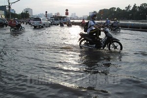 每逢潮汛高漲時第七郡陳春纂街道往往嚴重受淹。（圖：市黨部新聞網）