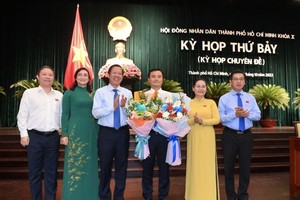 市領導向裴春強（右三）同志贈送鮮花祝賀。