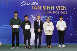 文獻大學外語系副主任賴開榮（中）向優秀生頒獎。