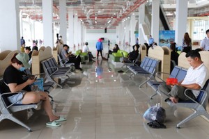 乘客在新東區車站候車室等候乘車。（圖：VOV）