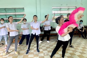 駱桂雯老師不遺餘力教導學生舞蹈。