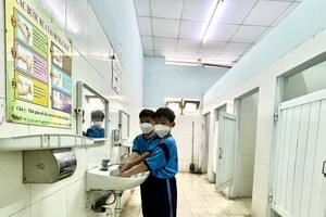 黎廷政小學校的學生在衛生間區洗手。