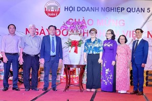 第五郡領導送花籃祝賀商會。