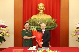 黨中央委員、國防部副部長黎輝詠上將向阮富仲總書記送花。（圖：越通社）