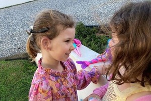 哈麗雅特（左）展示自己雙耳。（圖：互聯網）