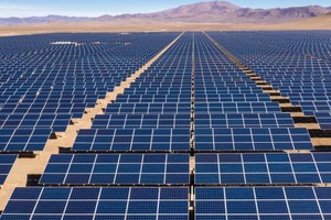 圖為設在沙漠上的一個太陽能發電場項目。（圖：互聯網）