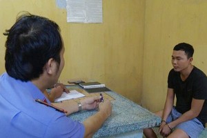 調查員向嫌犯錄取供述案情。（圖：警方提供）