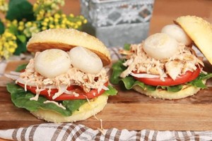 美食新吃法：手撕雞肉花生漢堡 