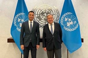 聯合國秘書長古特雷斯與越南常駐聯合國代表團團長鄧黃江大使（左）。