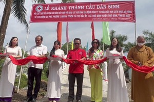 地方領導與海鴻公司總經理鄒國榮伉儷(中)參加剪綵儀式。